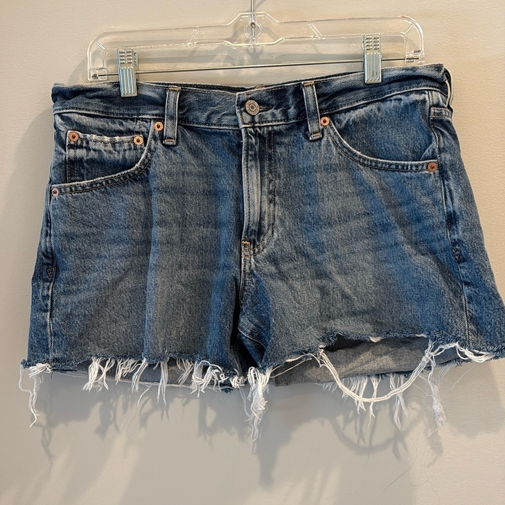 GAP - low rise stride short - jean short. Size 6 petite